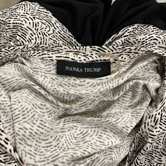 Ivanka Trump Black and White Block Scallop Print Gold Bar Blouse size XL - Picture 7 of 7